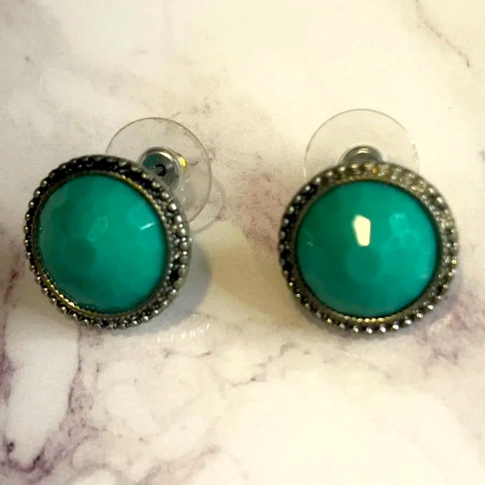 Earrings with green stone